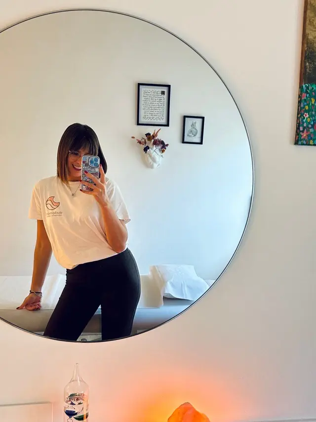 Giulia Pisciarelli si fotografa allo specchio rotondo del suo studio