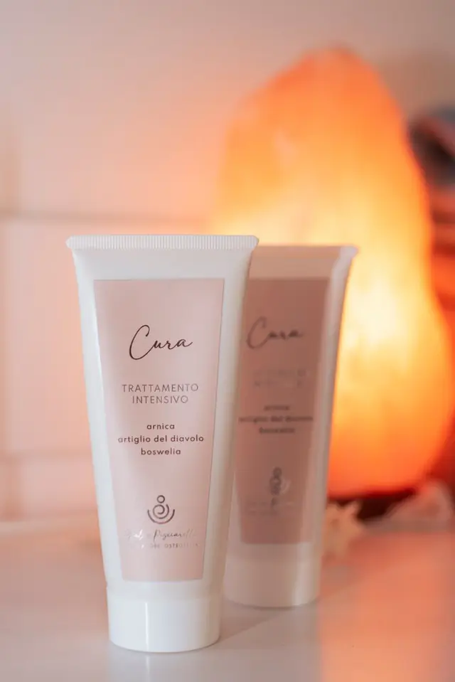 Tubetto di crema Cura trattamento intensivo con etichetta rosa cipria