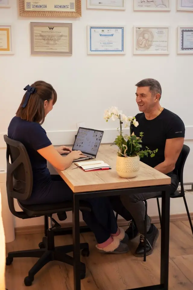 Trattamento osteopatico cranico su una paziente adulta